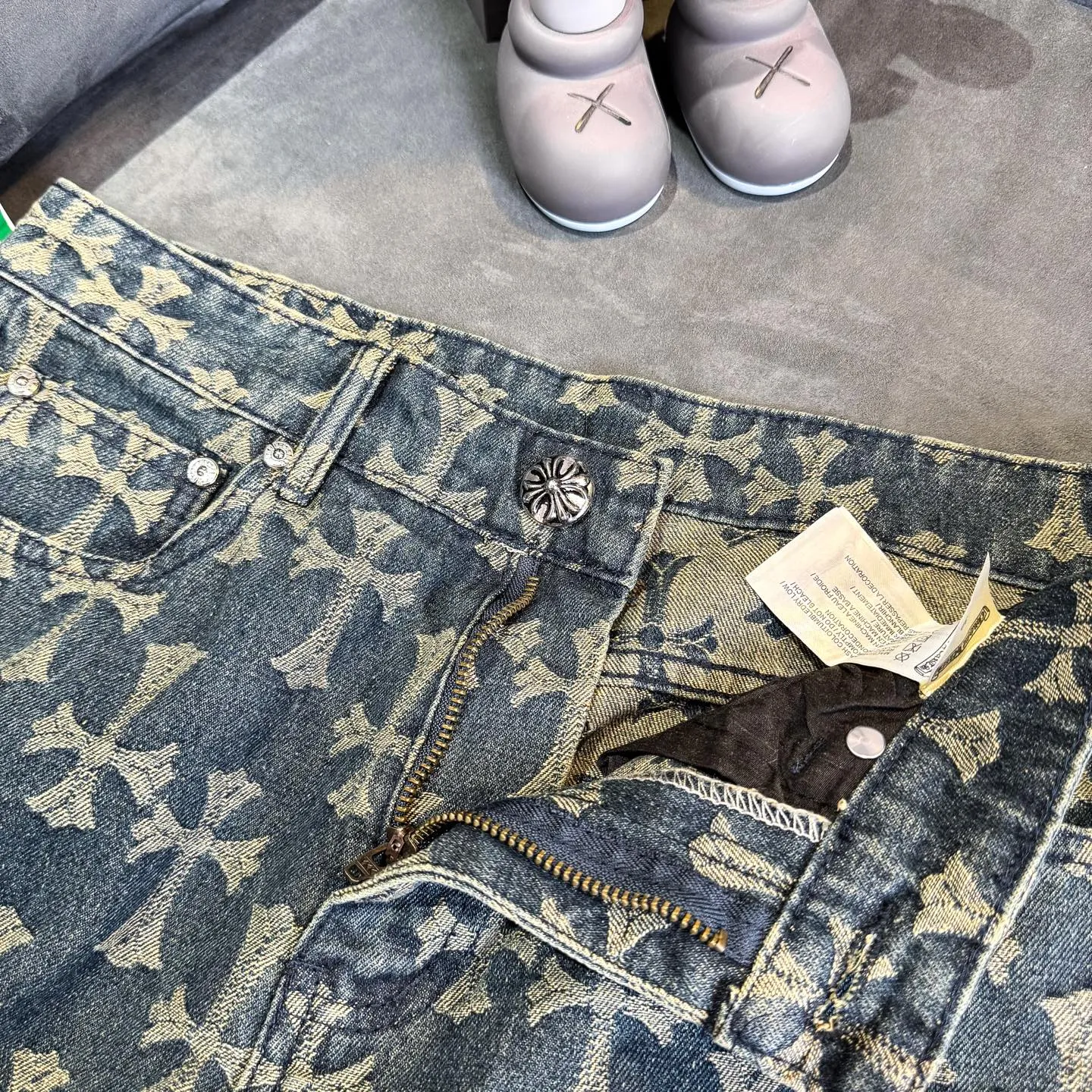 P220 Chrome Hearts｜Chrome Hearts CH all-over jacquard bootcut jeans - the same style as those of Internet celebrities. Cross-printed jeans, with unique cross design elements and all-over printing, full of design sense. It is made of 100% denim cotton fabric with heavy coarse yarn count, which ensures a stiff and tough silhouette while being soft, comfortable and breathable. The lapel is designed with silver buttons and is full of texture.  The classic dark yellow cross logo is all over the pants. They are generous and full of personality without being exaggerated. They are perfect for spring and summer!    Custom hardware! Same style for couples!  The three standards are complete, and the non-market version of the same style for men and women is free to compare and the quality is absolutely guaranteed. Size: 28/30/32/34/36 (s-xxl) Waist: 72/77/82/87/92 Knee: 55/56.5/58/59.5/61 Pants length: 103.5/105.5/107.5/109.5/111.5